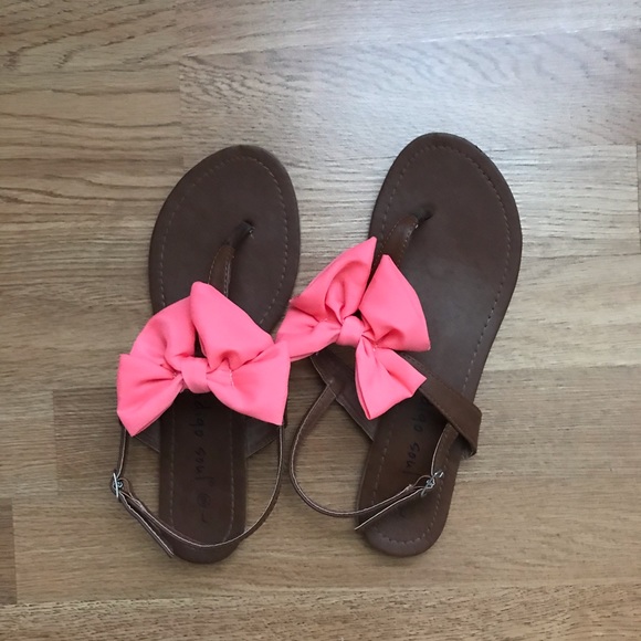 Bow Sandals - Picture 2 of 4